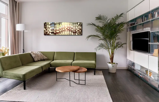 Das abstrakte Werk im Panoramaformat hängt an einer hellen Wand in einem modernen Wohnraum mit hellgrünem Sofa