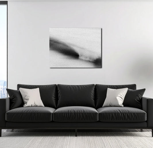 Großformatige Schwarz-Weiß-Fotokunst The Beauty of Confrontation von Malte Lüdemann im minimalistischen Wohnzimmer oder Architekturbüro