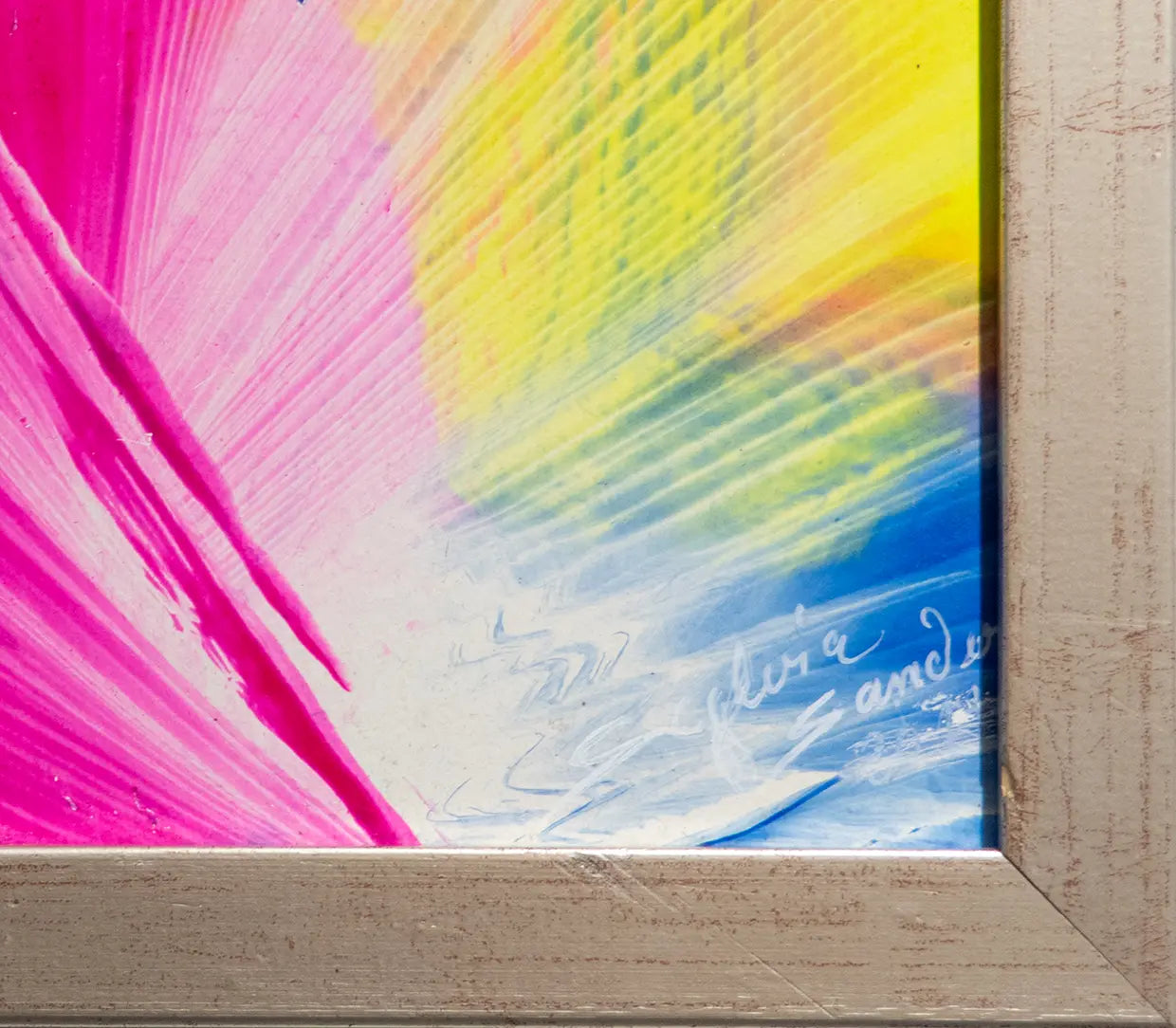 Abstraktes Gemälde von Sylvia Sanders, 30 x 40 cm, gerahmt, detail unterschrift, gelbe-rote-violette Strukturen, Kunst-Direkt.de