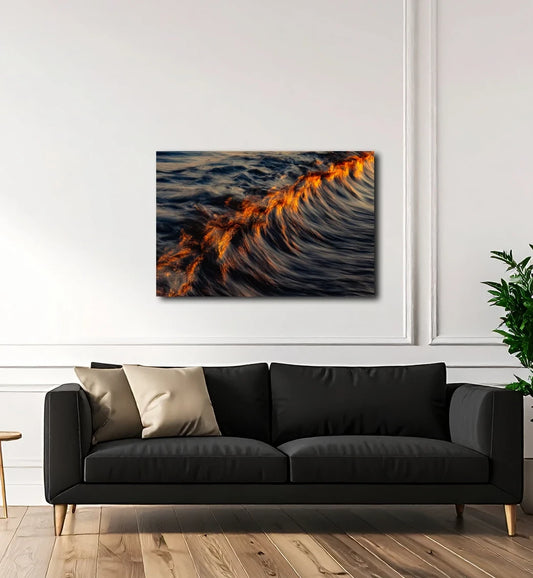großformatige Fotokunst Malte Lüdemann – Glühende feuerrote Wellenkrone im dunklen Wasser als Langzeitbelichtung, für Wohn- und Schlafräume und Geschäftsräume, 90 x 60 cm und 120 x 80 cm, Kunst-Direkt.de / Newart.gallery