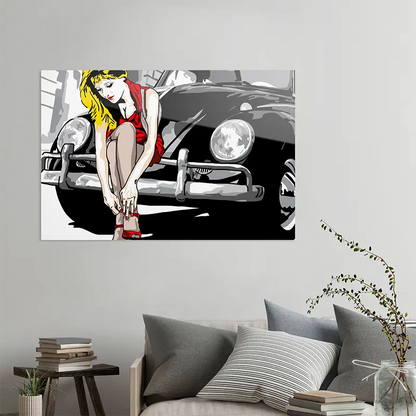 Frau mit rotem Kleid sitzt auf der Stoßstange eines schwarzen VW Käfers, an heller Wand hängend mit grauem Sofa