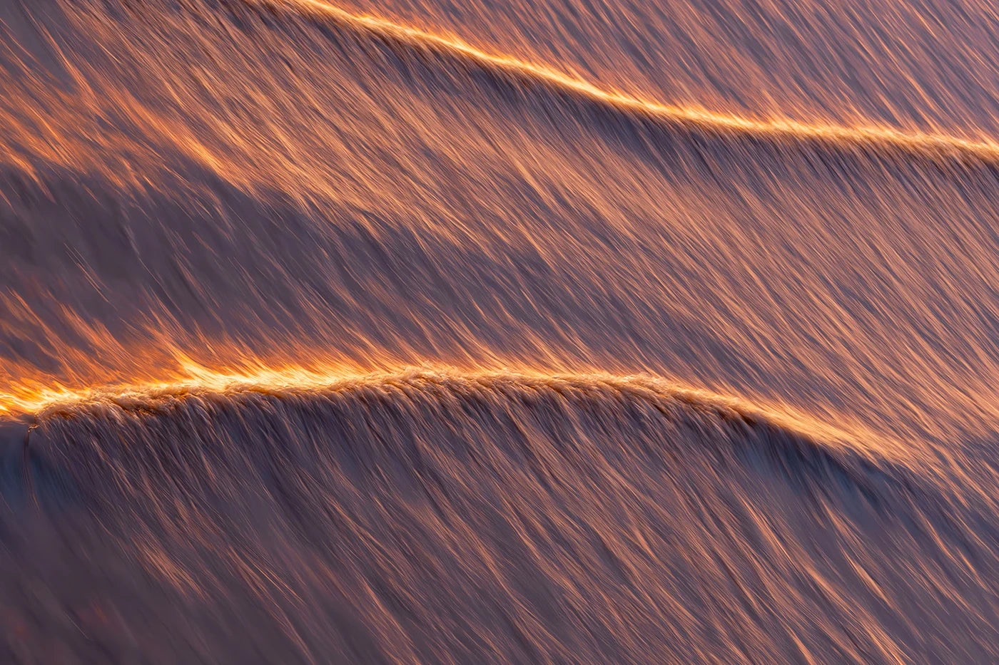 Abstrakte Fotokunst Firing Veins von Malte Lüdemann – Diagonale seidige Wellenstrukturen mit glühenden Lichtkanten, 90 x 60 cm und 120 x 80 cm, Kunst-Direkt.de / Newart.gallery