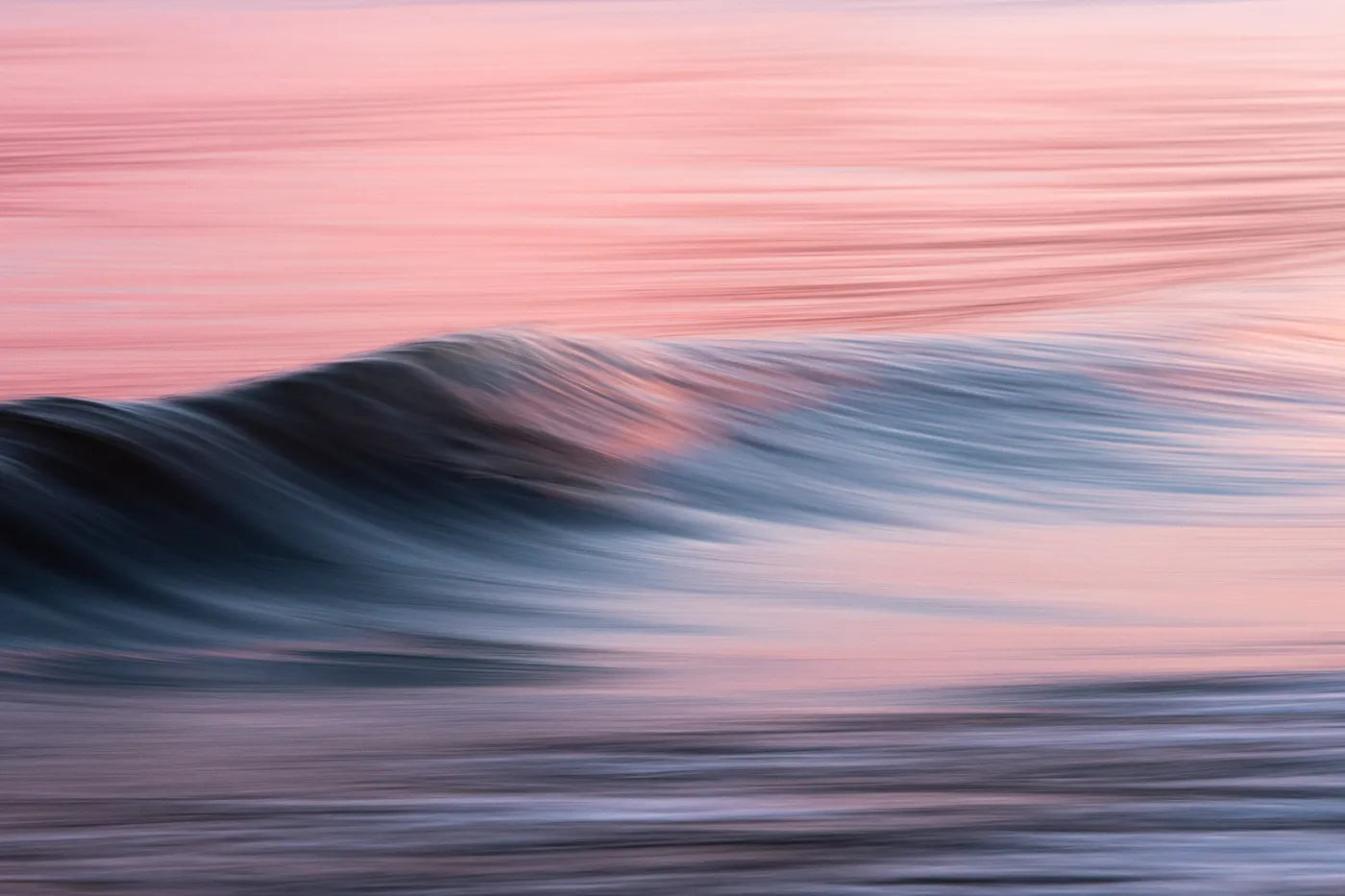 Abstrakte Fotokunst Pastel Serenity von Malte Lüdemann – Minimalistische Wellen-Langzeitbelichtung der Elbe in zarten Pastelltönen Rosa und Blau, 90 x 60 cm und 120 x 80 cm, Kunst-Direkt.de / Newart.gallery