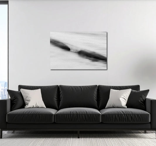Großformatige Schwarz-Weiß-Fotokunst The Beauty of Confrontation von Malte Lüdemann im minimalistischen Wohnzimmer oder Architekturbüro