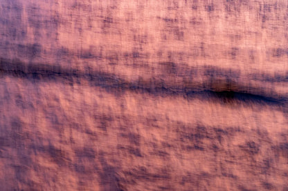 Abstrakte Fotokunst Tides misaligned von Malte Lüdemann – Seidige Wellen-Langzeitbelichtung der Elbe in warmen Mauve-, Rosé- und Kupfertönen, 90 x 60 cm und 120 x 80 cm, Kunst-Direkt.de und Newart.gallery